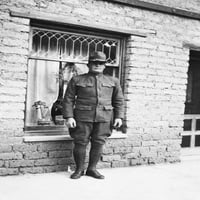 Втората световна война: Войник, C1917. Nben Erickson извън дома си в далечината ранчо във Уилкокс, Аризона. Снимка, C1917. Печат на плакат от